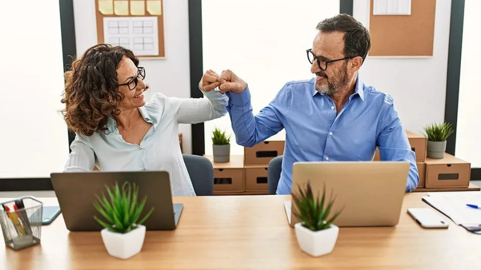 20 Signs That Your Boss Is Attracted to You